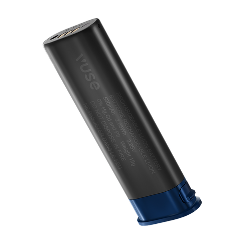Vuse | On voit une cigarette électronique Vuse, de couleur noire et bleue, posée à la verticale, légèrement inclinée, sur un fond blanc uni. Le produit porte le logo de la marque ainsi qu'un texte détaillant ses caractéristiques techniques sur le côté. | Cigarettes Electroniques et Recharges