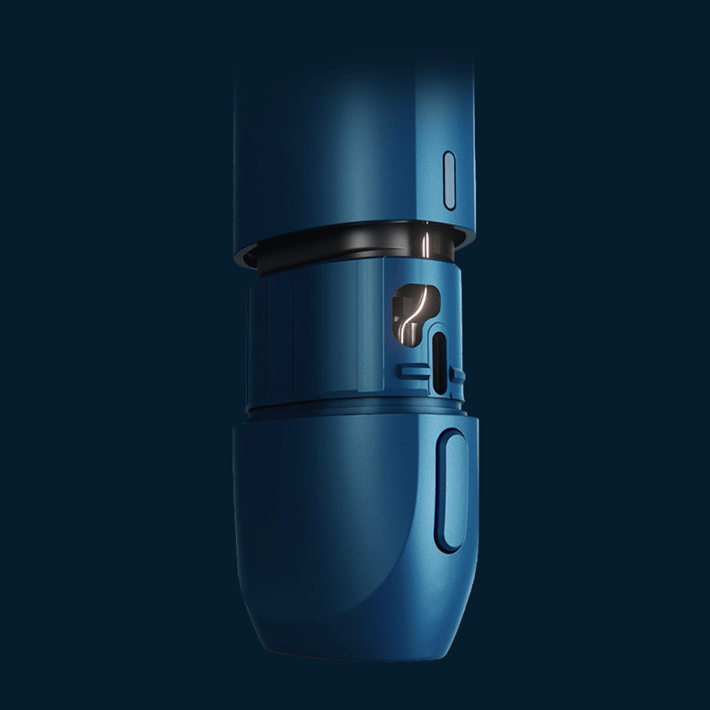 Vuse | Gros plan sur un appareil cylindrique bleu aux lignes épurées, doté d'une petite fenêtre transparente laissant entrevoir un composant métallique interne. L'arrière-plan est sombre, ce qui met en valeur la finition lisse et moderne de l'appareil. | Cigarettes Electroniques et Recharges