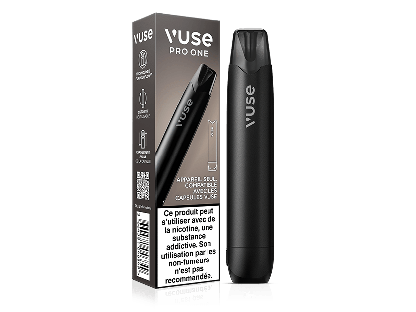 Vuse | Une cigarette électronique Vuse Pro One noire est posée à la verticale à côté de son emballage, sur lequel figurent l'image du produit, le nom de la marque et un avertissement sanitaire en français concernant le caractère addictif de la nicotine. | Cigarettes Electroniques et Recharges
