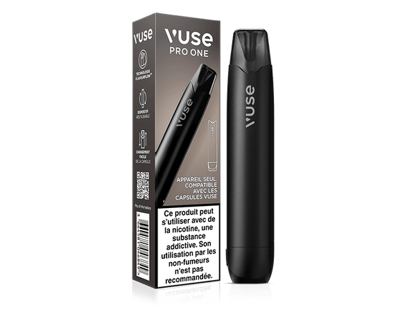 Vuse | Une cigarette électronique Vuse Pro One noire est posée à la verticale à côté de son emballage, sur lequel figurent l'image du produit, le nom de la marque et un avertissement sanitaire en français concernant le caractère addictif de la nicotine. | Cigarettes Electroniques et Recharges