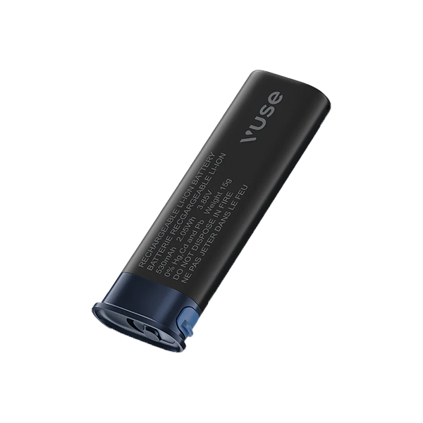 La batterie VUSE Vuse Ultra Batterie est une batterie de vape rectangulaire, noire et arrondie, avec un texte et des spécifications imprimés sur le côté et un capuchon bleu, sur un fond blanc uni.