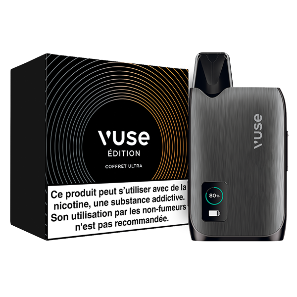 Un VUSE Ultra Kit Simple Edition se trouve à côté de sa boîte noire ornée de lignes circulaires et d'un avertissement sur la nicotine en français. L'écran affiche 80 % de batterie. Compatible avec les dosettes VUSE Ultra.