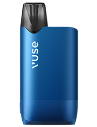 Un dispositif de vaporisation Vuse bleu avec un embout noir, debout sur un fond blanc uni. Le nom de la marque Vuse est imprimé verticalement en blanc sur la face avant.
