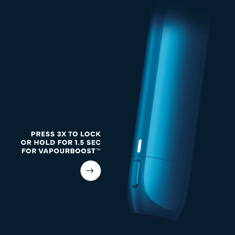 Vuse | Gros plan sur un appareil électronique bleu aux lignes épurées, accompagné de la mention suivante : « Appuyez 3 fois pour verrouiller ou maintenez enfoncé pendant 1,5 seconde pour activer la fonction VapourBoost™ », affichée à côté de l'appareil sur un fond sombre. | Cigarettes Electroniques et Recharges