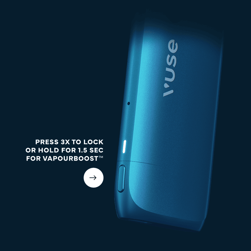 Vuse | Gros plan sur une cigarette électronique Vuse bleue dotée d'un bouton lumineux, photographiée sur un fond sombre. Le texte indique : « Appuyez 3 fois pour verrouiller ou maintenez enfoncé pendant 1,5 seconde pour activer la fonction VapourBoost™. ». | Cigarettes Electroniques et Recharges