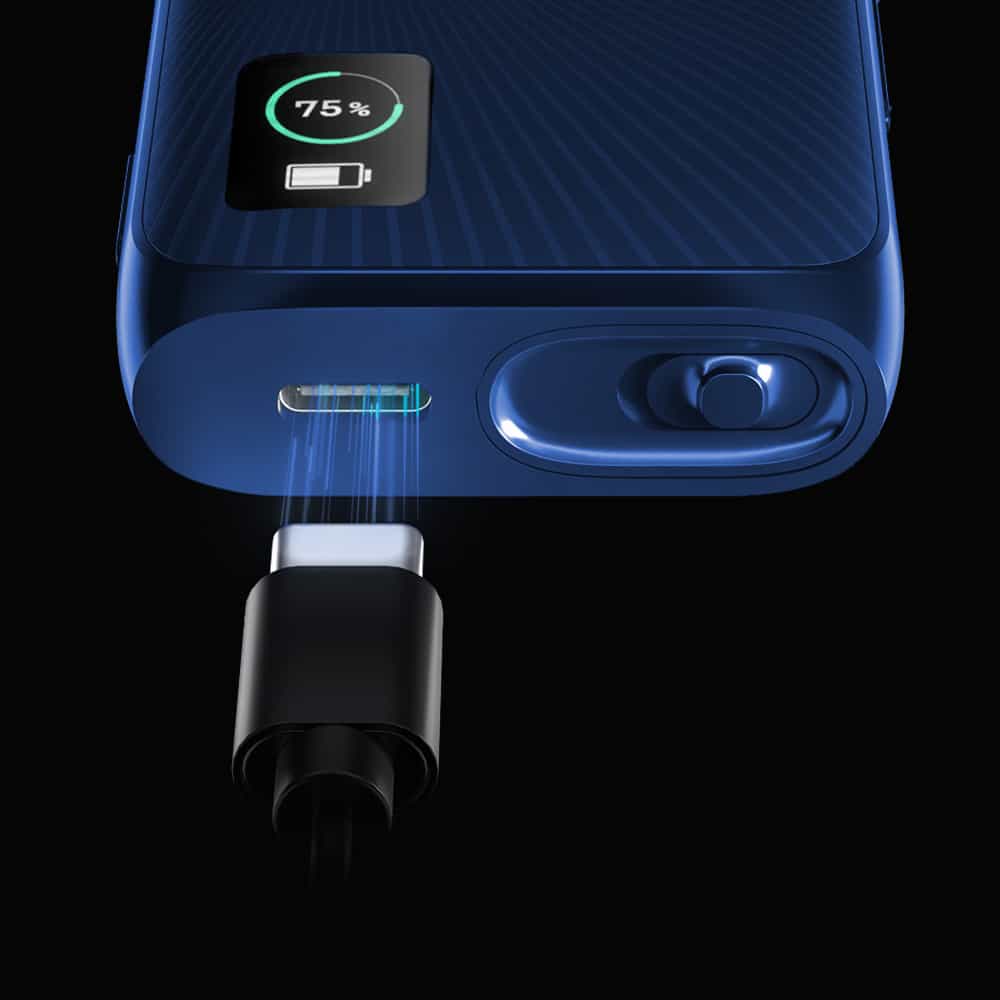 Vuse | Gros plan sur un appareil électronique bleu en cours de recharge via un câble USB-C, avec un écran numérique indiquant que la batterie est chargée à 75 %. | Cigarettes Electroniques et Recharges