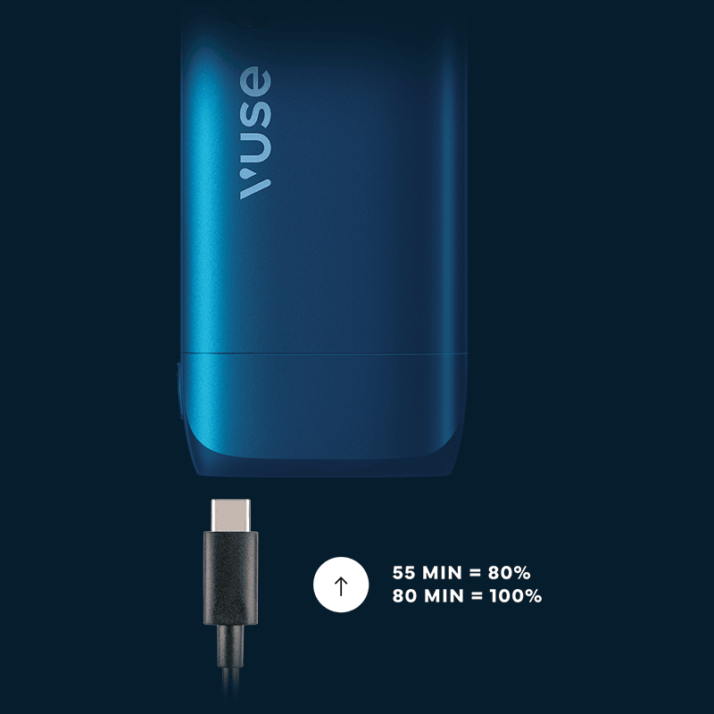 Vuse | On voit ci-dessus un dispositif de vapotage Vuse bleu posé au-dessus d'un câble de recharge USB-C. Le texte indique qu'il faut 55 minutes pour recharger l'appareil à 80 % et 80 minutes pour le recharger à 100 %. L'arrière-plan est bleu foncé. | Cigarettes Electroniques et Recharges