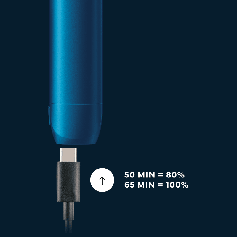 Vuse | Gros plan sur un appareil électronique bleu en cours de recharge à l'aide d'un câble USB-C. À côté, on peut lire : « 50 MIN = 80 %, 65 MIN = 100 % », avec une flèche vers le haut pointant vers l'appareil. | Cigarettes Electroniques et Recharges