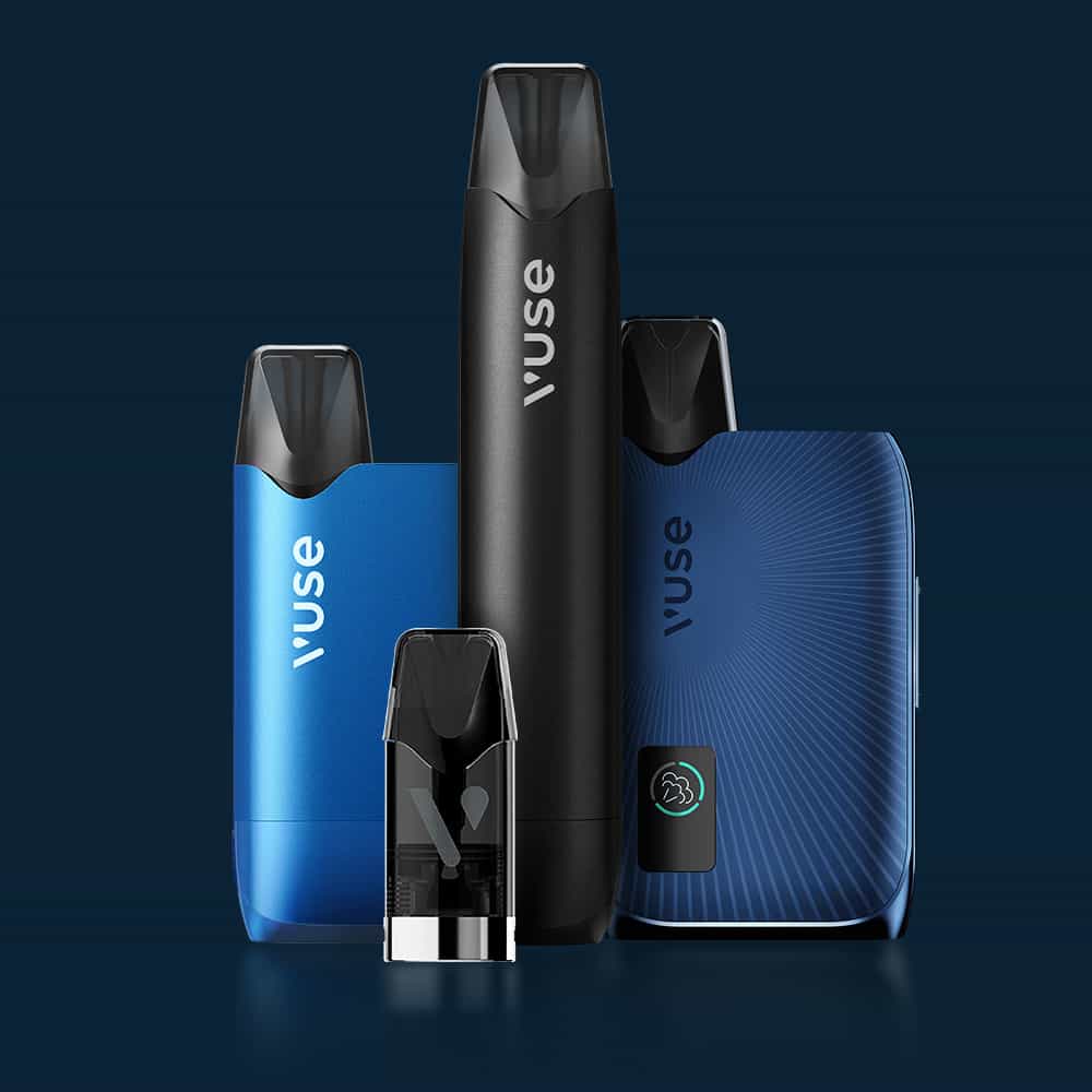 Vuse | Quatre cigarettes électroniques Vuse, de couleur bleue et noire, sont disposées à la verticale sur un fond bleu foncé, avec une cartouche placée devant. Les appareils arborent le logo Vuse et présentent un design épuré et moderne. | Cigarettes Electroniques et Recharges