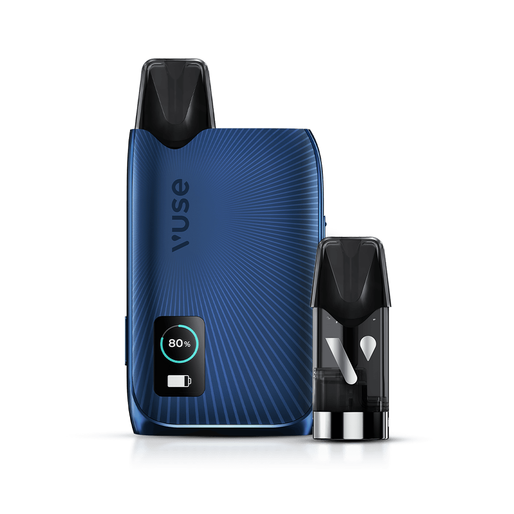 Vuse | Une cigarette électronique Vuse bleue dotée d'un petit écran indiquant un niveau de batterie de 80 %, à côté d'une cartouche de recharge séparée, le tout sur un fond blanc uni. | Cigarettes Electroniques et Recharges
