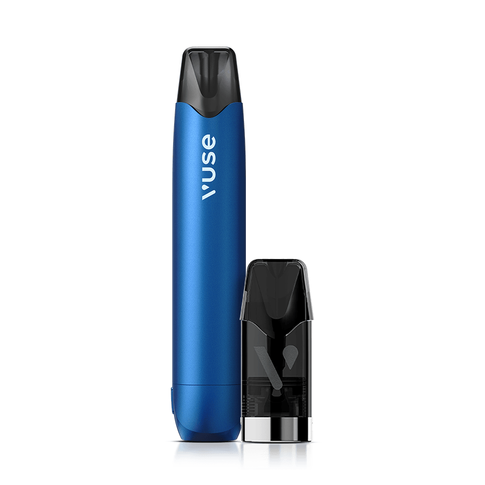 Vuse | Un dispositif de vapotage Vuse bleu est posé à la verticale à côté d'une cartouche transparente et amovible remplie de e-liquide ; les deux sont placés sur un fond blanc uni. | Cigarettes Electroniques et Recharges
