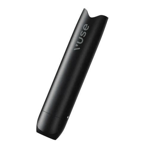 Vuse | On voit ici un stylo-vape Vuse noir et épuré, au design fluide et moderne, posé sur un fond blanc uni. Le nom de la marque, « Vuse », est inscrit sur le côté en lettres argentées. | Cigarettes Electroniques et Recharges