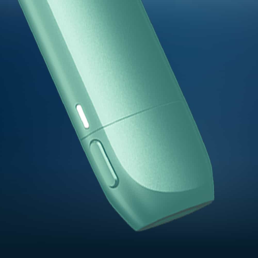 Vuse | Gros plan sur un appareil électronique aux lignes épurées, de couleur vert menthe, muni d'un bouton et d'un petit voyant lumineux, sur fond bleu dégradé. | Cigarettes Electroniques et Recharges