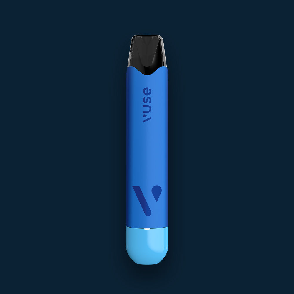 Vuse | Une cigarette électronique Vuse bleue, dotée d'un embout noir et d'une base bleu clair, présentée à la verticale sur un fond bleu foncé. Le logo Vuse et un « V » stylisé sont visibles sur l'appareil. | Cigarettes Electroniques et Recharges