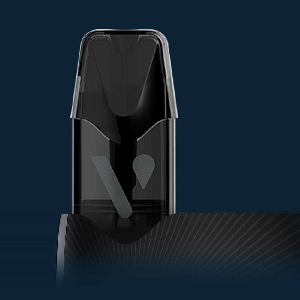 Vuse | Gros plan sur une cartouche de vapotage noire et épurée, sur fond bleu foncé, dont la surface ornée d'un motif géométrique est partiellement visible dans la partie inférieure. | Cigarettes Electroniques et Recharges