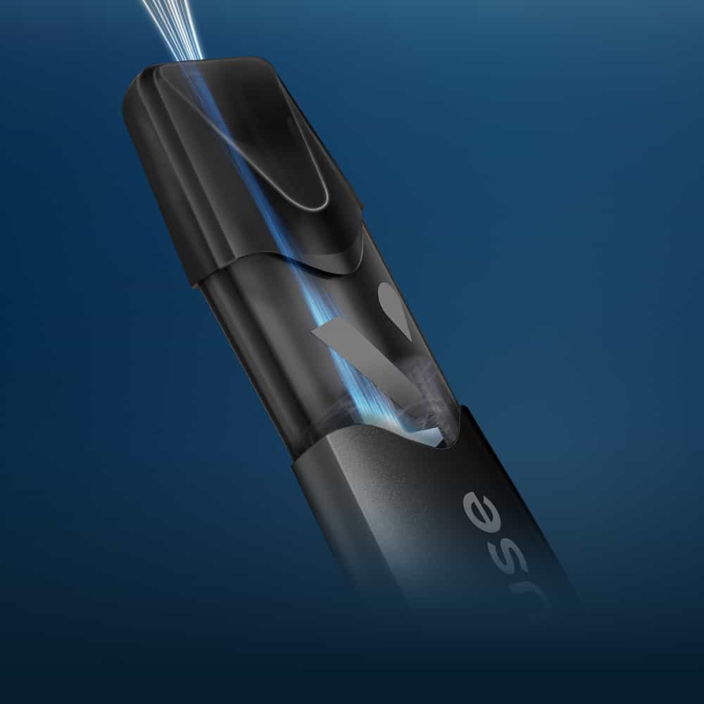 Vuse | Gros plan sur un dispositif de vapotage noir sur fond bleu, montrant des volutes de vapeur s'échappant de l'embout buccal et mettant en valeur le design épuré et moderne de l'appareil. | Cigarettes Electroniques et Recharges