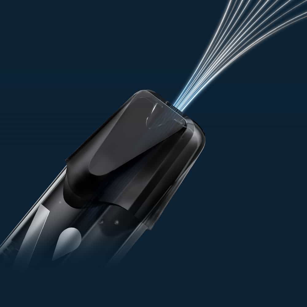 Vuse | Gros plan sur la buse d'un vaporisateur noir aux lignes épurées, projetant plusieurs fins jets de liquide vers le haut, sur fond bleu foncé. | Cigarettes Electroniques et Recharges