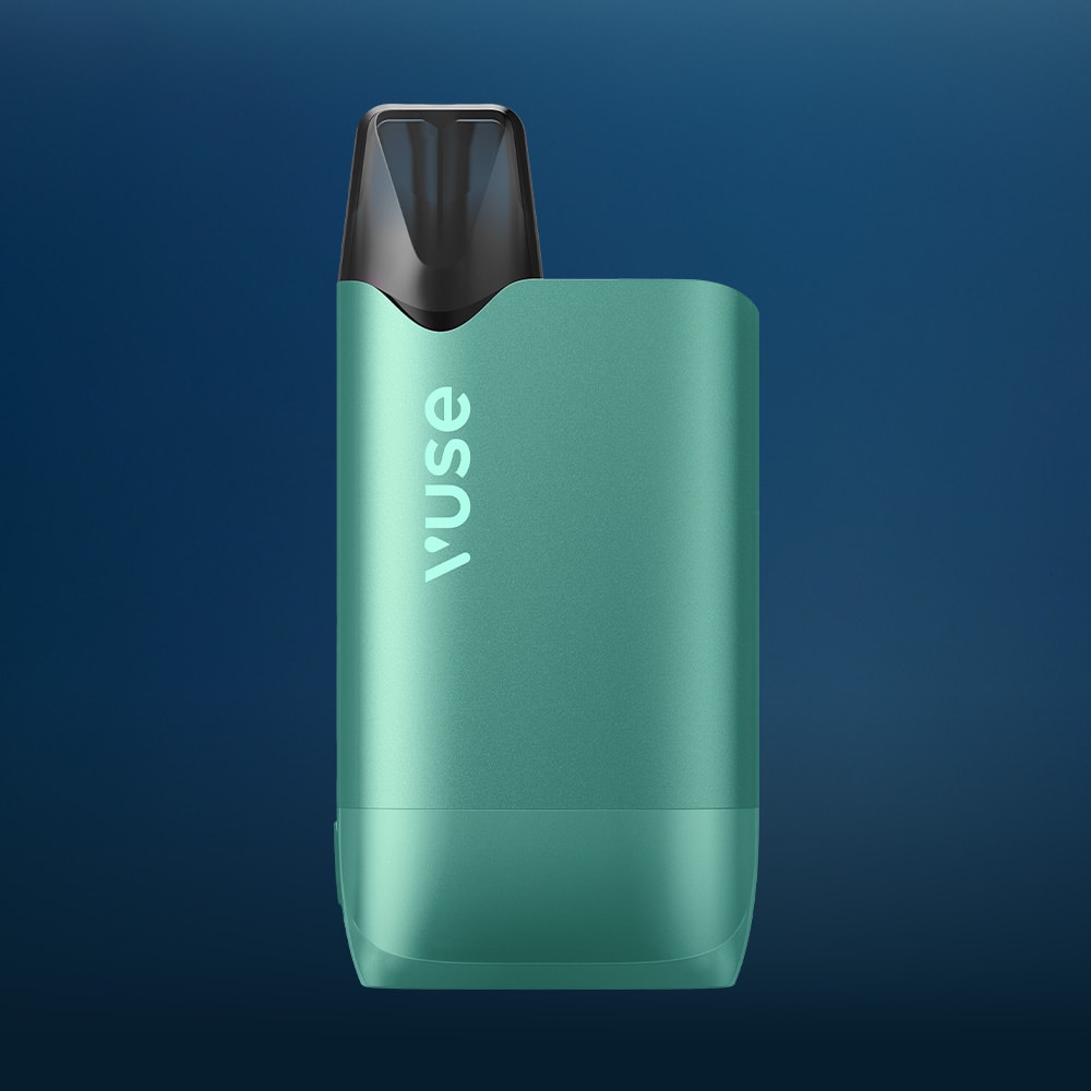 Vuse | Une cigarette électronique Vuse de couleur verte, dotée d'un embout noir, présentée à la verticale sur un fond bleu dégradé. Le logo Vuse est visible sur la face avant de l'appareil. | Cigarettes Electroniques et Recharges