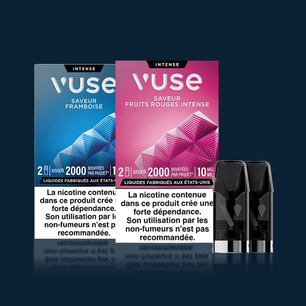 Vuse | Deux boîtes de cartouches pour vapoteuse Vuse, l'une bleue pour la saveur framboise et l'autre rose pour la saveur fruits rouges, sont placées côte à côte, avec deux cartouches à l'avant. Les deux boîtes comportent des avertissements sanitaires en français. | Cigarettes Electroniques et Recharges
