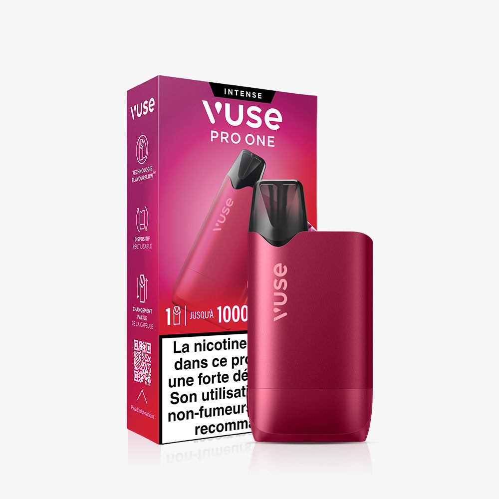 Vuse | Une cigarette électronique Vuse Pro ONE Box Fruits Rouges Intense de la marque VUSE est présentée à côté de son emballage assorti, mettant en valeur l'appareil, le logo de la marque et les informations sur le produit en français sur un fond rose dégradé : un kit « prêt à vapoter » très élégant. | Cigarettes Electroniques et Recharges