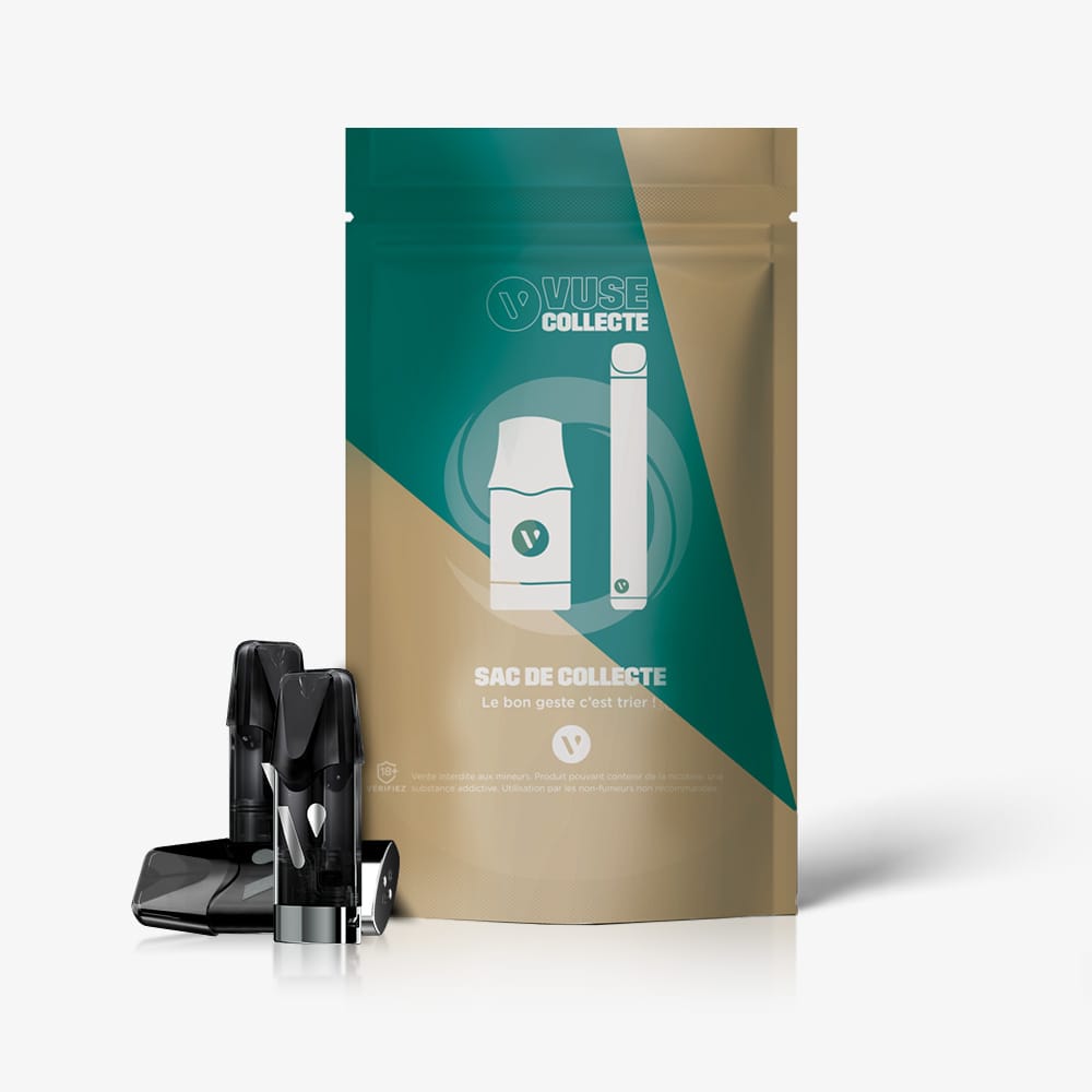 Vuse | Une pochette blanche refermable portant la mention « Sac de collecte Vuse » de la marque VUSE, sur laquelle figurent des images d'un dispositif de vapotage et de cartouches, à côté de deux cartouches noires. Le texte en français met l'accent sur le recyclage et les bacs de tri. | Cigarettes Electroniques et Recharges