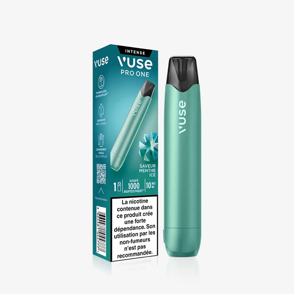 Vuse | Une cigarette électronique VUSE Pro ONE Bar Menthe Ice de couleur bleu sarcelle est posée à côté de son coffret assorti, sur lequel figurent des icônes représentant des feuilles de menthe, des mentions en français telles que « Intense », « Saveur Menthe Ice » et un avertissement concernant la nicotine. Le système « prêt à vapoter » de VUSE est inclus. | Cigarettes Electroniques et Recharges