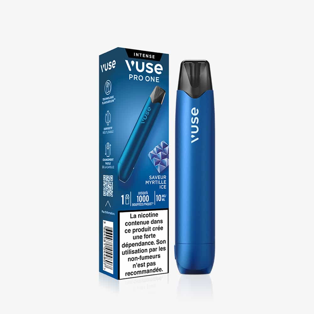 Vuse | Une cigarette électronique bleue « VUSE Pro ONE Bar Myrtille Ice » repose à côté de son étui bleu assorti ; tous deux comportent des avertissements en français ainsi que les informations relatives au produit. | Cigarettes Electroniques et Recharges