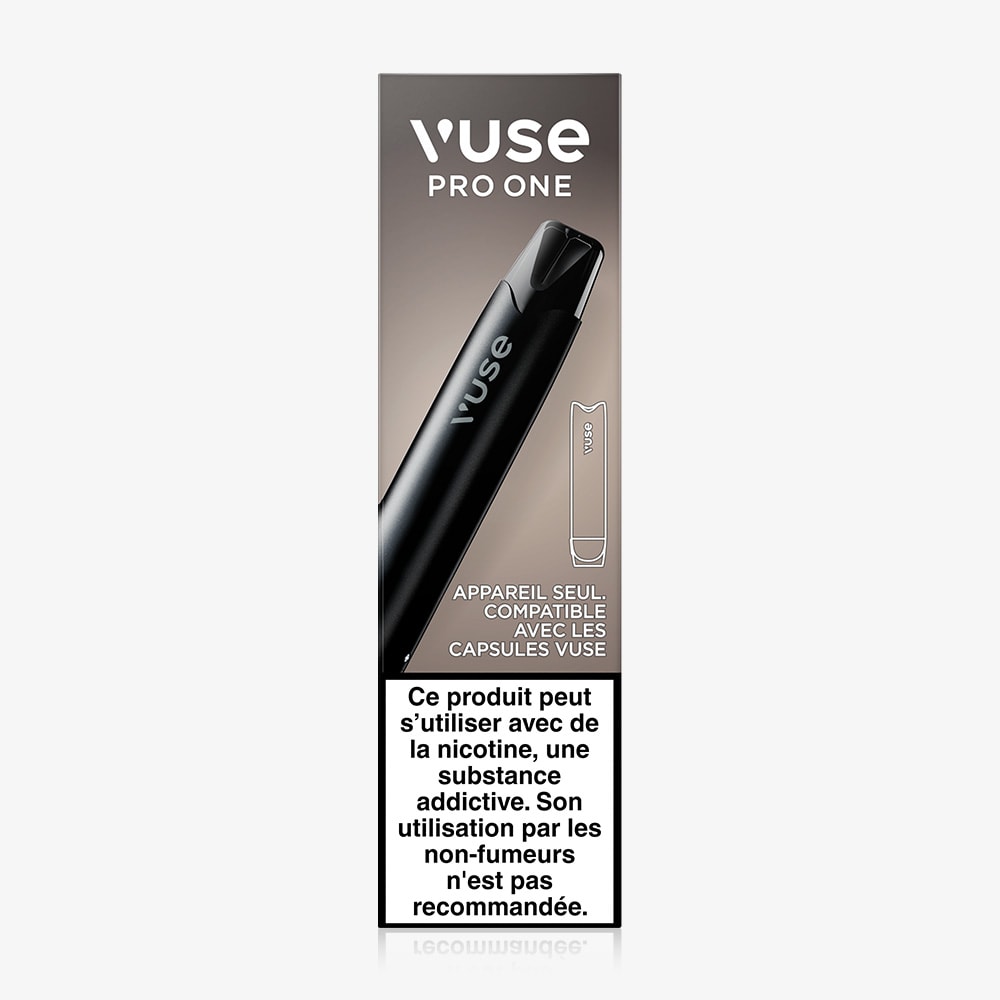 Vuse | Le kit VUSE Pro One Bar Simple, de couleur noire, est présenté dans un emballage minimaliste comportant les avertissements français relatifs à la dépendance à la nicotine ainsi qu'une mise en garde à l'intention des non-fumeurs. La boîte présente l'appareil et son illustration sur le côté. | Cigarettes Electroniques et Recharges
