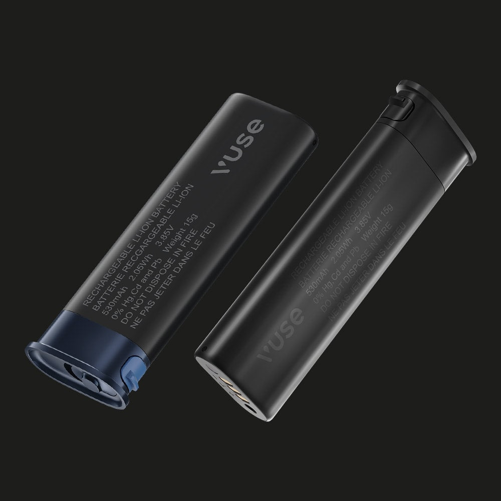 Vuse | Deux appareils VUSE noirs sont représentés sur un fond sombre. L'un est le Vuse Ultra Batterie, tandis que l'autre est posé à la verticale ; tous deux affichent des informations techniques en lettres blanches sur leurs côtés. | Cigarettes Electroniques et Recharges