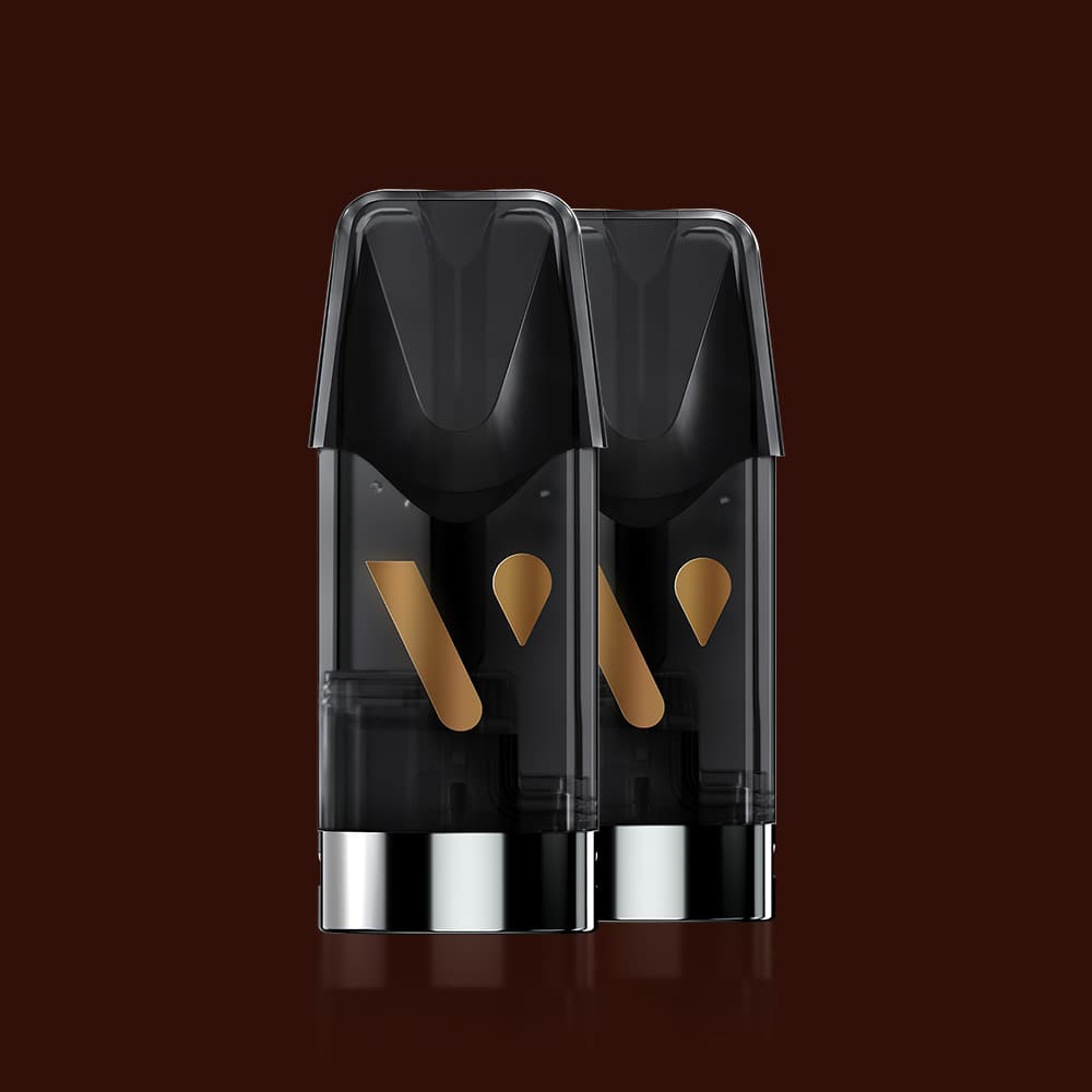 Vuse | Deux capsules de vapotage noires « Vuse Original Saveur Tabac Classique », de la marque VUSE, présentent des parties transparentes laissant entrevoir le liquide doré qu'elles contiennent et sont disposées côte à côte sur un fond marron foncé. | Cigarettes Electroniques et Recharges