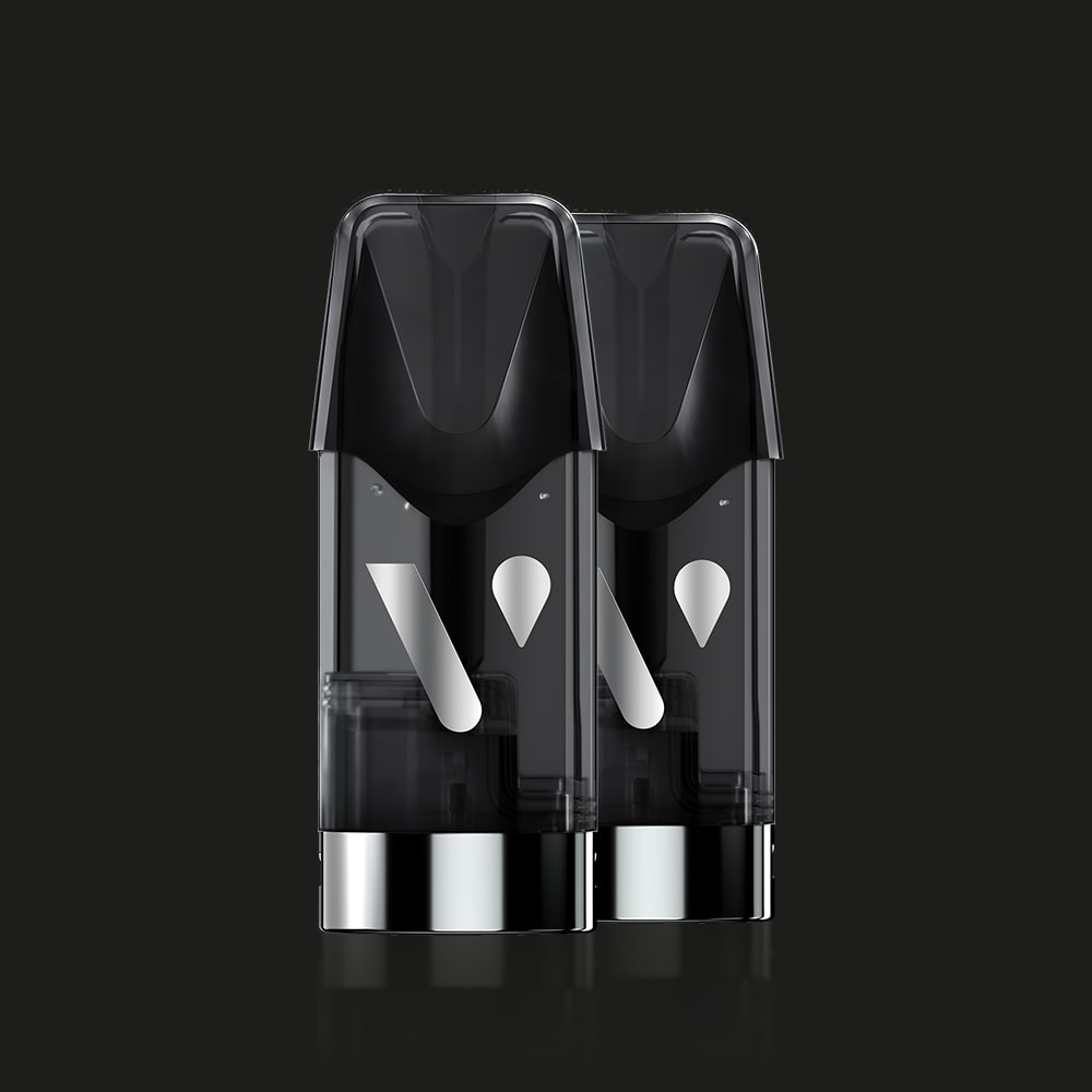 Vuse | Deux capsules Vuse Ultra Saveur Blend Doré de VUSE, au design épuré, noires et transparentes, dotées chacune d'une base argentée et contenant 10 mg/ml de nicotine, sont disposées côte à côte sur un fond noir uni. | Cigarettes Electroniques et Recharges