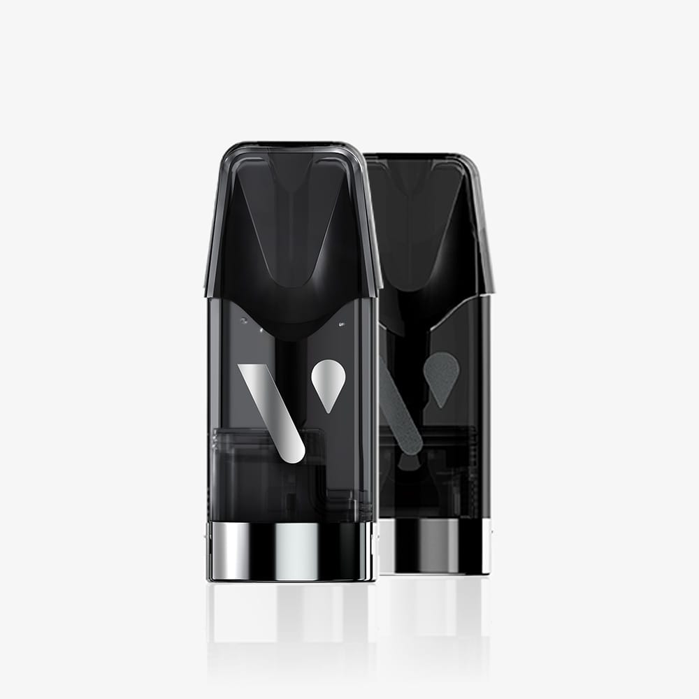 Vuse | Deux pods VUSE au design épuré, dotés d'une base chromée, sont posés à la verticale sur un fond blanc. Tous deux présentent un design minimaliste et des composants internes visibles ; ils sont parfaits pour être recyclés correctement dans le « Sac de collecte Vuse » de VUSE. | Cigarettes Electroniques et Recharges