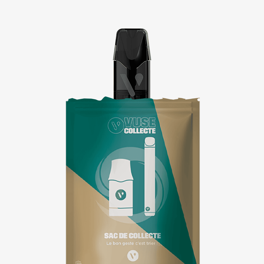 Vuse | Un stylo-vape VUSE noir est partiellement inséré dans un sac de collecte Vuse, sur lequel figurent un texte en français sur le recyclage ainsi que des illustrations de dispositifs de vapotage destinés à la collecte. | Cigarettes Electroniques et Recharges