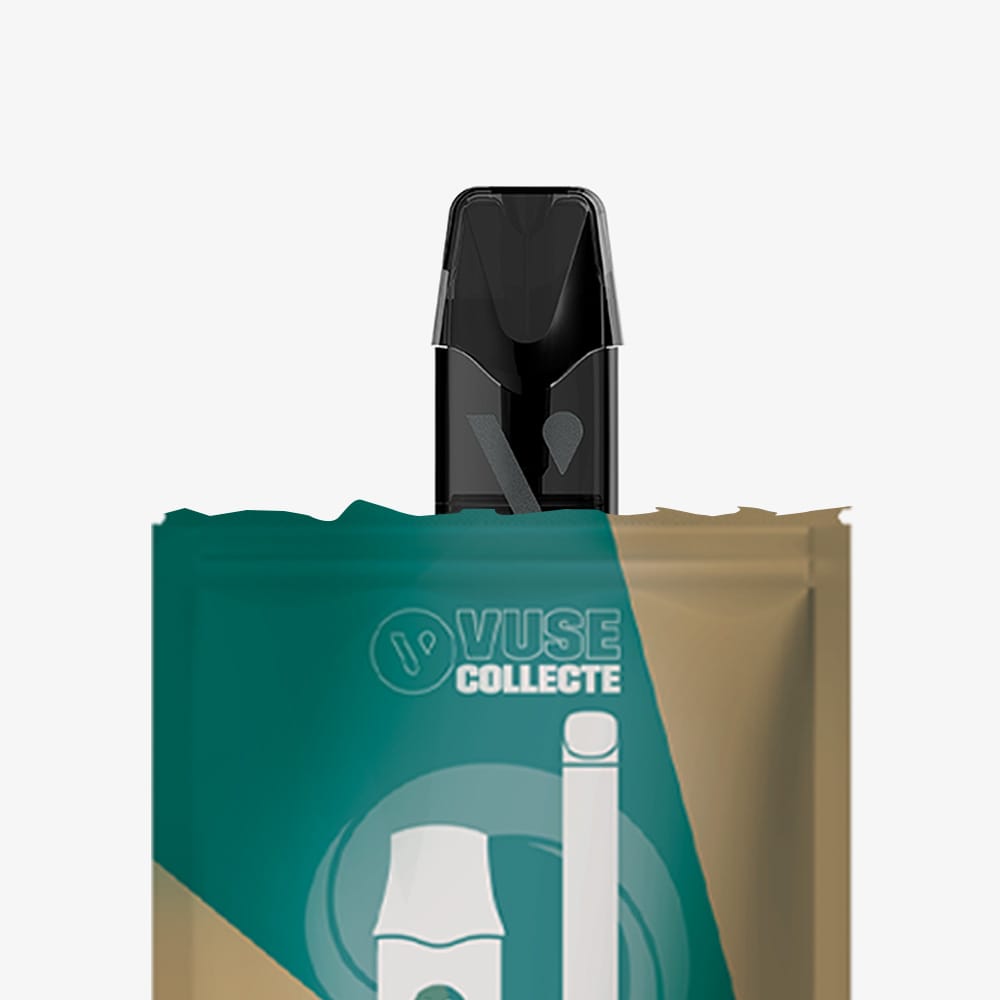 Vuse | Gros plan sur une cartouche de vapotage Vuse noire partiellement insérée dans une pochette « Sac de collecte Vuse » de couleur bleu sarcelle et beige, mise en avant pour souligner les efforts de recyclage, sur un fond blanc uni. | Cigarettes Electroniques et Recharges