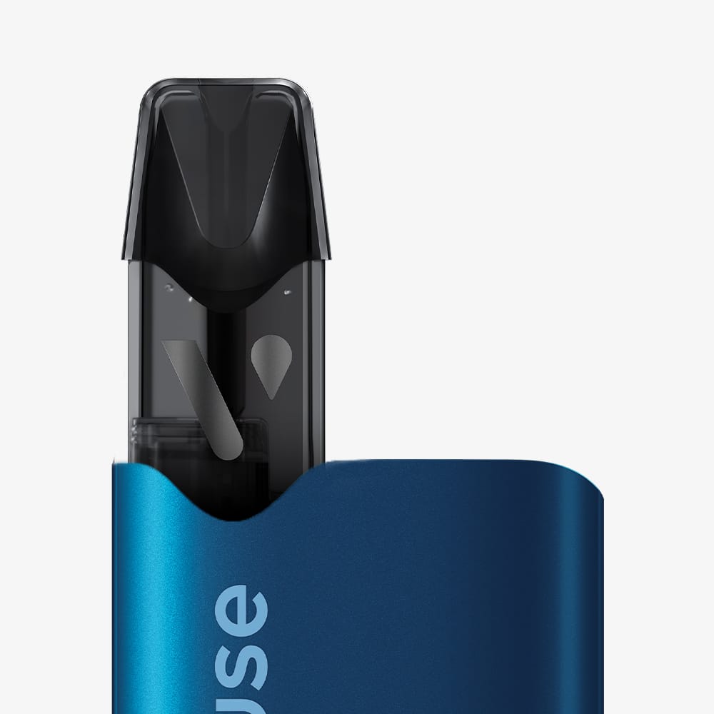 Vuse | Gros plan sur un vaporisateur VUSE bleu sur lequel on peut lire « use », doté d'un embout buccal noir transparent et d'une cartouche rechargeable. Contient des capsules « Recharges Standards Saveur Açai Cassis Ice » (10 mg/ml). L'arrière-plan est blanc uni. | Cigarettes Electroniques et Recharges