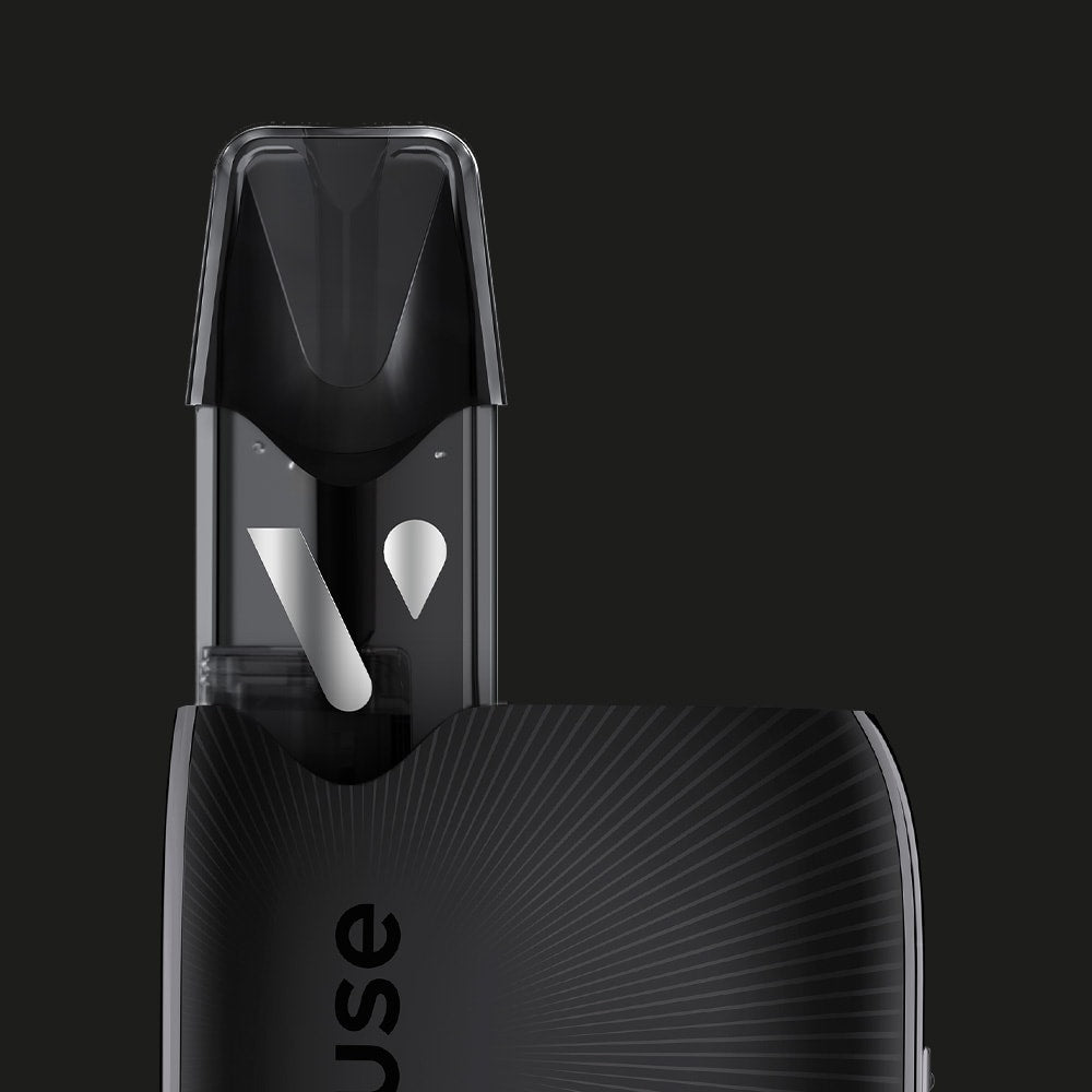 Vuse | Gros plan sur la cigarette électronique VUSE Vuse Ultra Saveur Myrtille Citron Vert, qui se distingue par son design noir épuré, son embout transparent laissant entrevoir les composants internes et son logo « V » stylisé sur la cartouche, le tout sur fond sombre. | Cigarettes Electroniques et Recharges