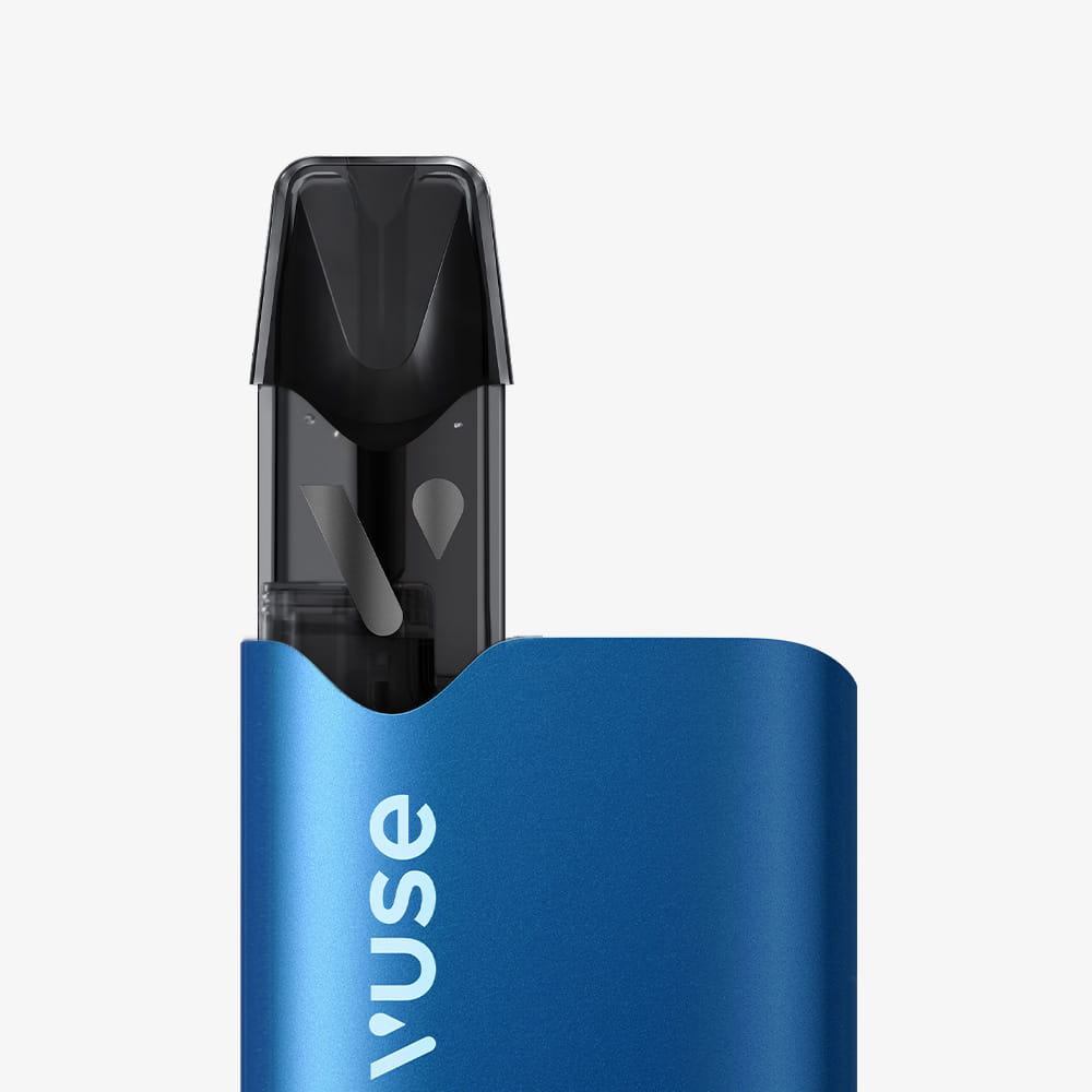 Vuse | Gros plan sur une cigarette électronique VUSE bleue dotée d'un embout noir, sur fond blanc. L'appareil est représenté partiellement, mettant en avant l'embout et la partie supérieure ; il est conçu pour être utilisé avec les recharges « Standards Saveur Pêche Ice » de VUSE. | Cigarettes Electroniques et Recharges