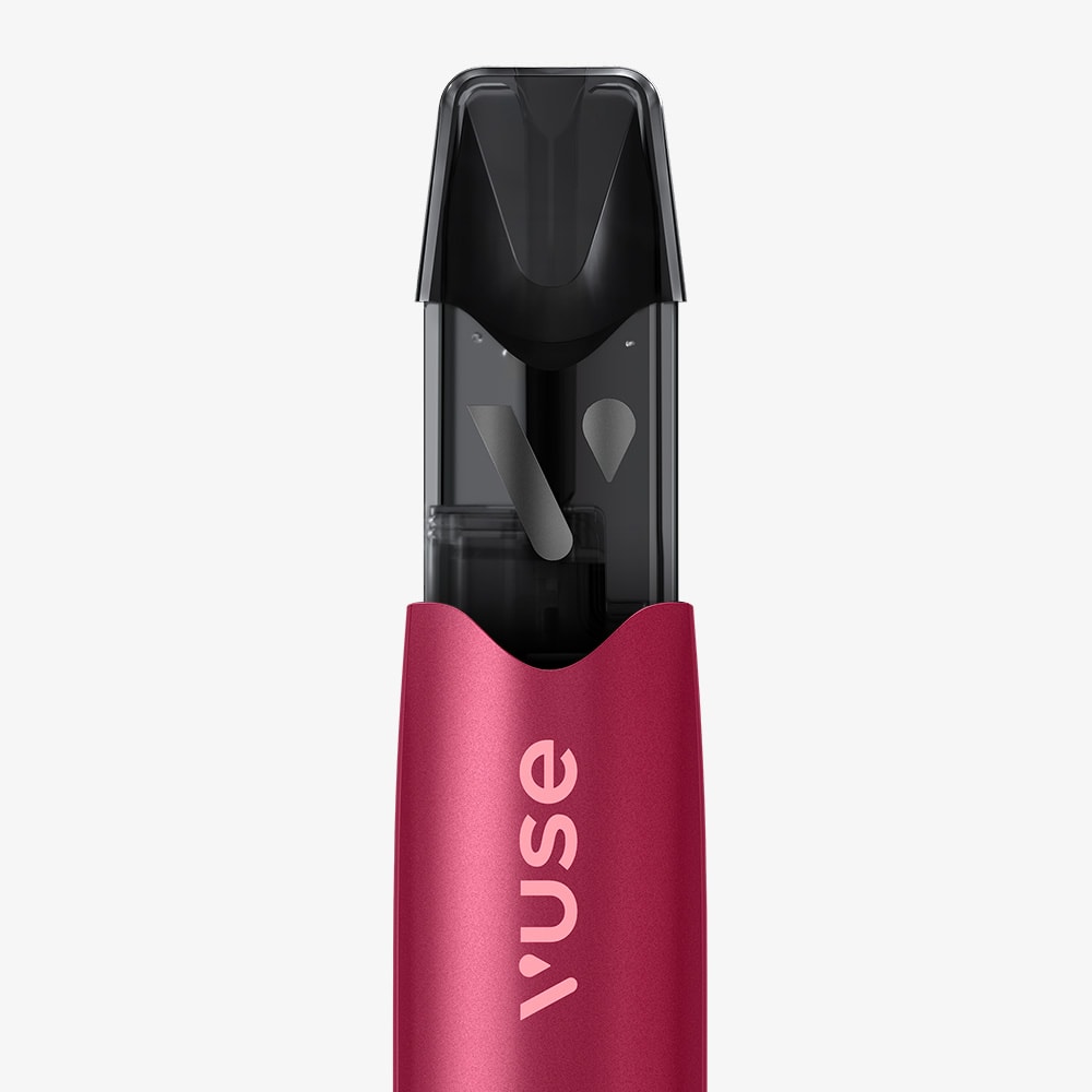 Vuse | Un gros plan de la cigarette électronique VUSE Pro ONE Bar Fruits Rouges Intense, sur fond gris clair, met en valeur son embout buccal et sa cartouche transparente, dévoilant ainsi ses composants internes pour une expérience de vapotage optimisée. | Cigarettes Electroniques et Recharges
