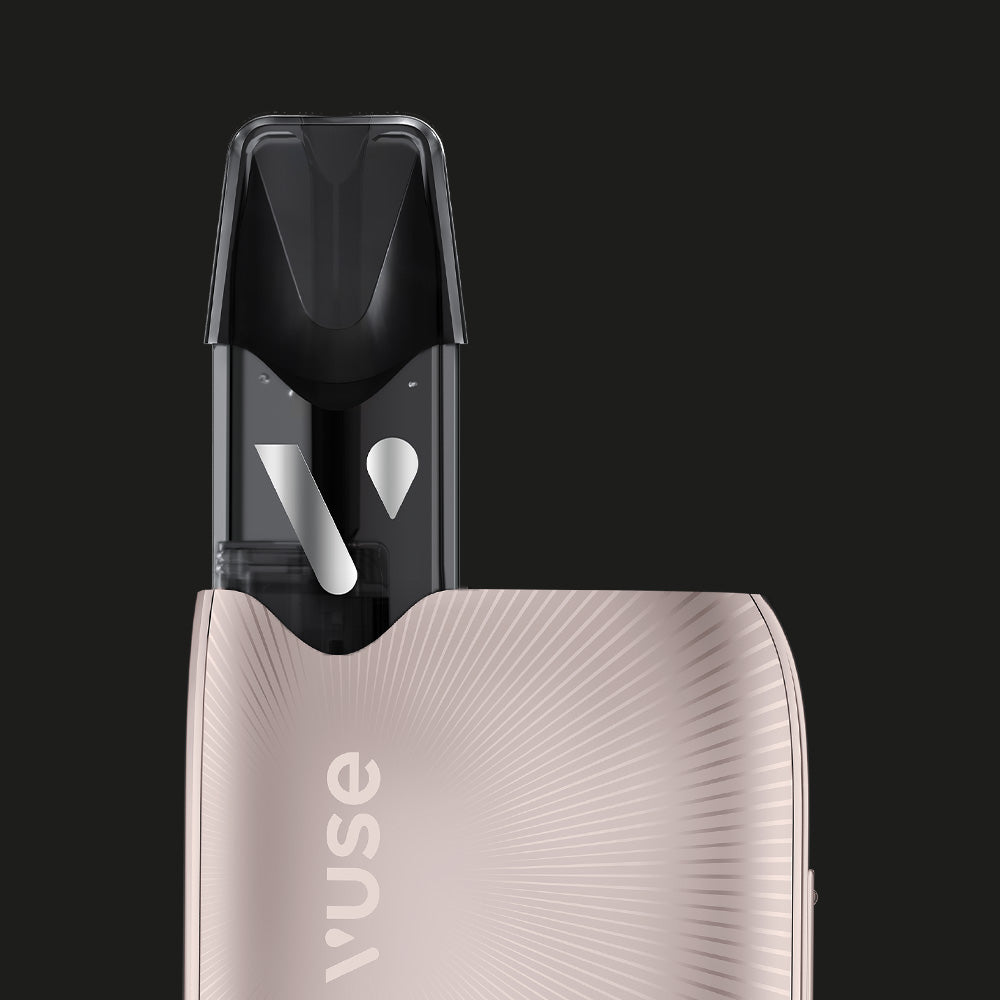 Vuse | Gros plan sur le kit VUSE Vuse Ultra, un dispositif de vapotage simple de couleur beige, doté d'un embout noir et d'un motif lumineux radial caractéristique sur sa surface, sur fond sombre. L'appareil permet un réglage pratique de la puissance pour une expérience de vapotage personnalisée. | Cigarettes Electroniques et Recharges