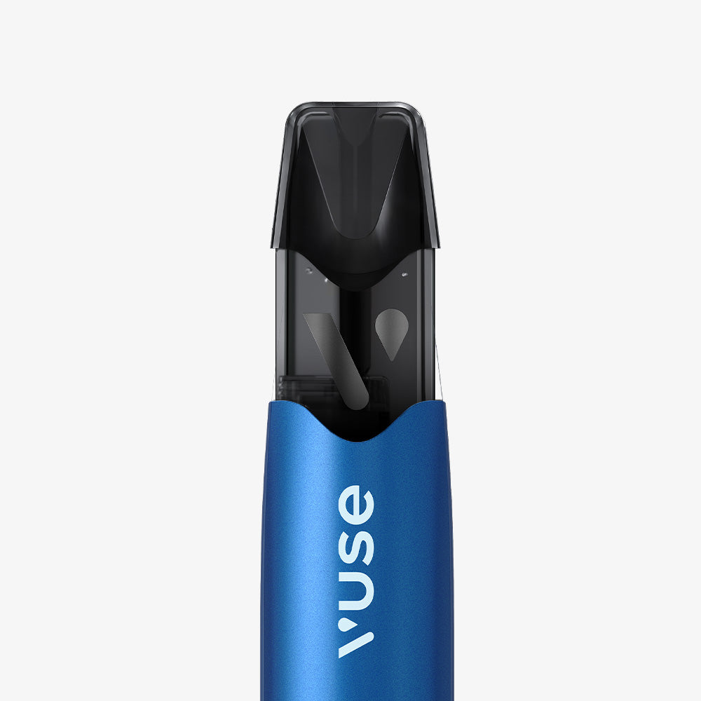 Vuse | Gros plan sur le stylo vape VUSE Pro ONE Bar Myrtille Ice, doté d'un embout noir, présenté sur un fond blanc uni : un kit « prêt-à-vaper » élégant et moderne destiné à ceux qui recherchent une expérience pratique avec la cigarette électronique. | Cigarettes Electroniques et Recharges