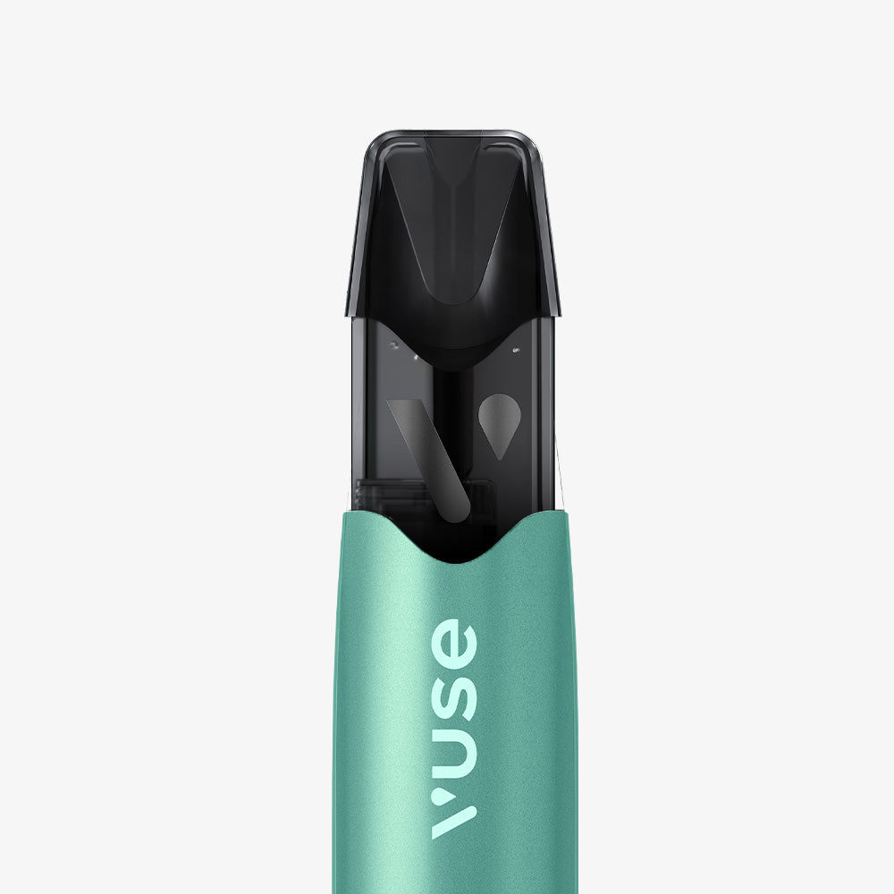 Vuse | Gros plan sur une cigarette électronique Vuse Pro ONE Bar Menthe Ice de couleur bleu sarcelle, posée à la verticale sur un fond blanc uni. L'embout buccal et la partie supérieure sont noirs, tandis que le corps porte le logo VUSE en blanc. | Cigarettes Electroniques et Recharges