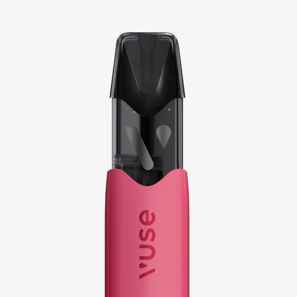 Vuse | Gros plan sur la cigarette électronique VUSE Reload 1000 Bar Saveur Fruits Rouges Intense, mettant en avant son embout buccal et sa partie transparente qui laisse entrevoir les composants internes, le tout sur un fond blanc uni — un choix idéal pour ceux qui recherchent une saveur intense de fruits rouges dans un appareil rechargeable et pratique. | Cigarettes Electroniques et Recharges