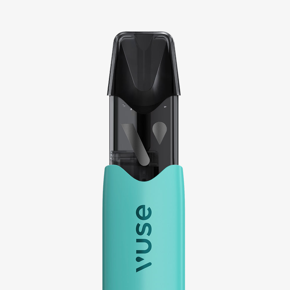 Vuse | Gros plan sur le stylo de vapotage VUSE Reload 1000 Bar Saveur Menthe Ice, de couleur turquoise, posé à la verticale avec son embout noir transparent, laissant entrevoir ses composants internes sur un fond blanc uni. Idéal pour les amateurs d'appareils rechargeables à bouffées, ce modèle de VUSE allie style et praticité. | Cigarettes Electroniques et Recharges