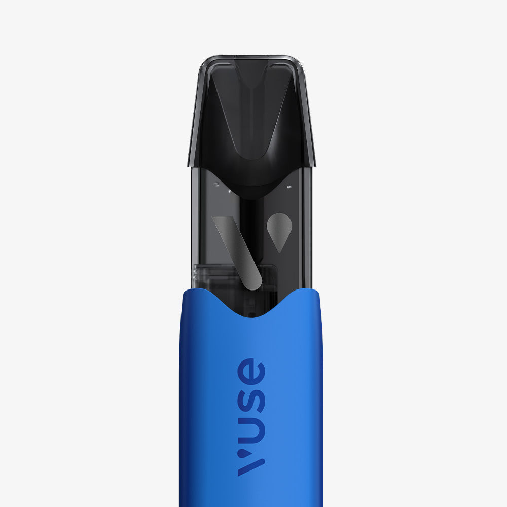 Vuse | Gros plan sur la cigarette électronique VUSE Reload 1000 Bar Saveur Myrtille Ice de couleur bleue, dotée d'un embout noir et du logo VUSE sur le devant, photographiée sur fond blanc. Cet appareil rechargeable offre une saveur rafraîchissante « Myrtille Ice ». | Cigarettes Electroniques et Recharges