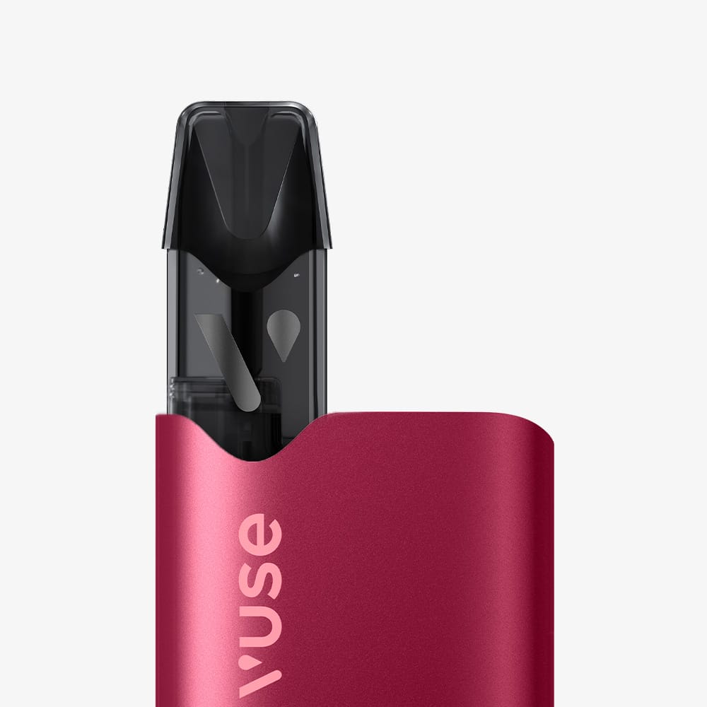 Vuse | Gros plan sur un dispositif VUSE rouge doté d'un embout buccal noir transparent, sur fond clair et uni. L'image met subtilement en valeur les capsules « Recharge Gamme Intense Saveur Fruits Rouges Intense », évoquant l'anticipation d'une saveur intense contenue dans chaque paquet. | Cigarettes Electroniques et Recharges