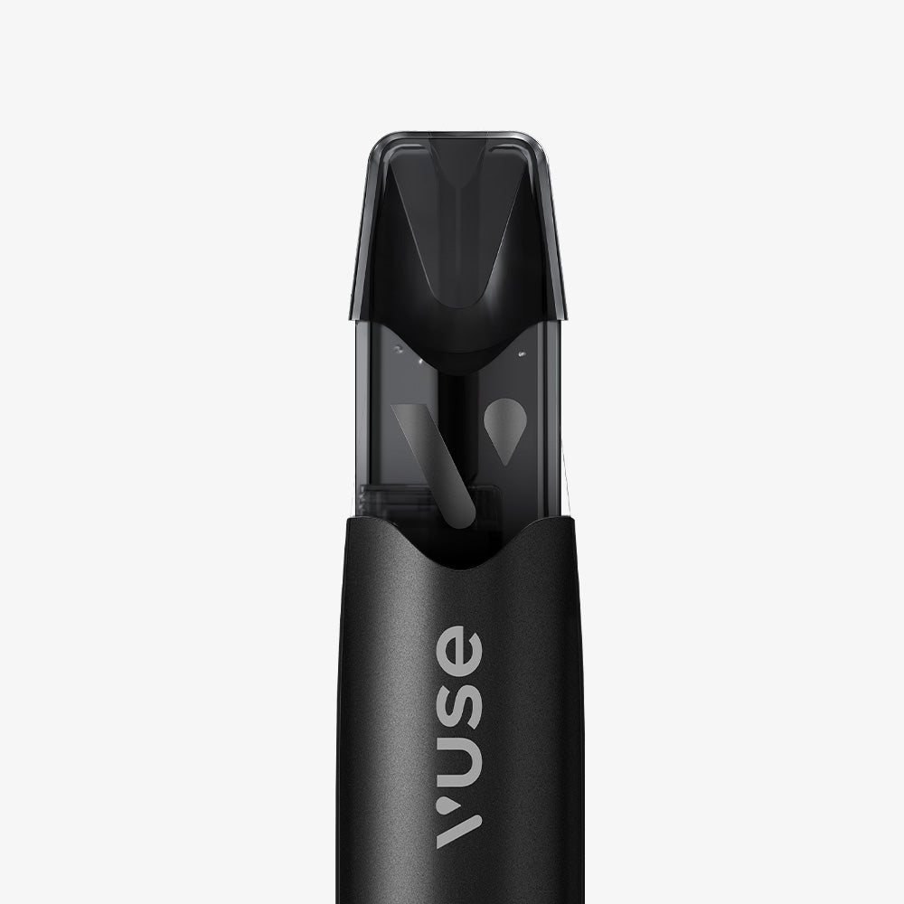 Vuse | Gros plan sur un stylo de vapotage VUSE noir doté d'un embout transparent, laissant apparaître les composants internes et une capsule « 1 Pod Saveur Framboise » (indisponible). Le logo VUSE est imprimé verticalement sur l'appareil, sur un fond blanc uni. | Cigarettes Electroniques et Recharges