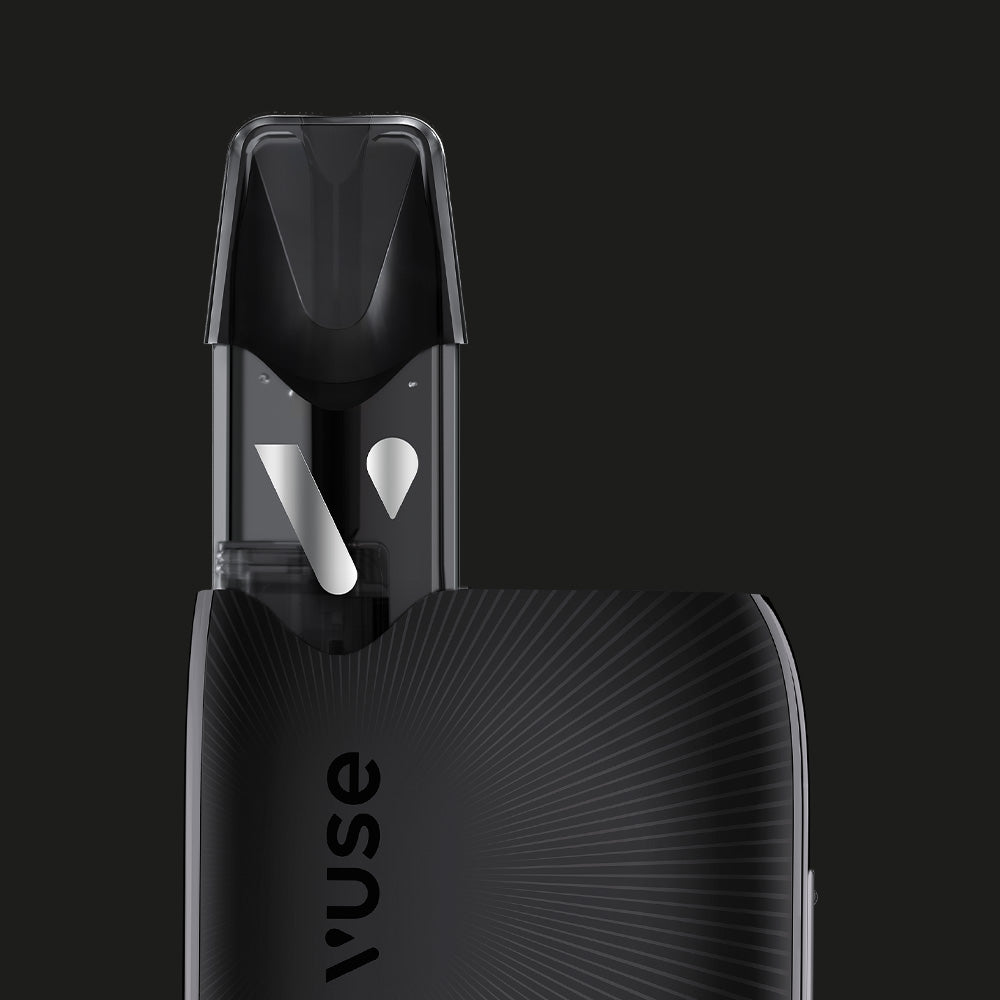 Vuse | Un gros plan sur l'élégant dispositif noir « Vuse Ultra Saveur Fusion Fruits Tropicaux » de VUSE, mis en valeur sur un fond sombre, met en avant son embout buccal et son logo emblématique, tandis qu'une lumière éclatante rayonne depuis son centre. L'image évoque la saveur éclatante « Fusion Fruits Tropicaux » et met en avant les capsules connectées innovantes, pour une expérience de vapotage améliorée. | Cigarettes Electroniques et Recharges