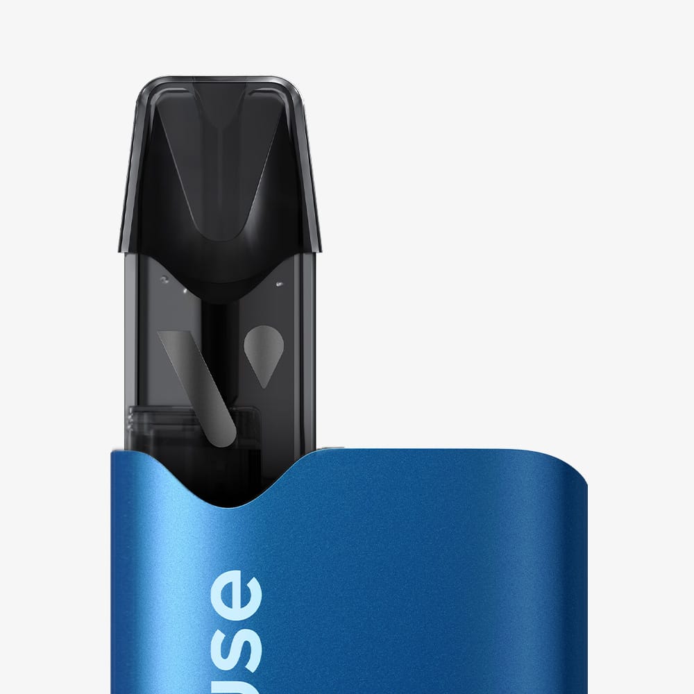 Vuse | Gros plan sur la cigarette électronique VUSE Recharge Gamme Intense Saveur Framboise, de couleur bleue avec un embout noir, posée sur un fond blanc. L'appareil est partiellement inséré dans son support bleu assorti, laissant apparaître la cartouche interne conçue pour les capsules à la saveur de framboise. | Cigarettes Electroniques et Recharges
