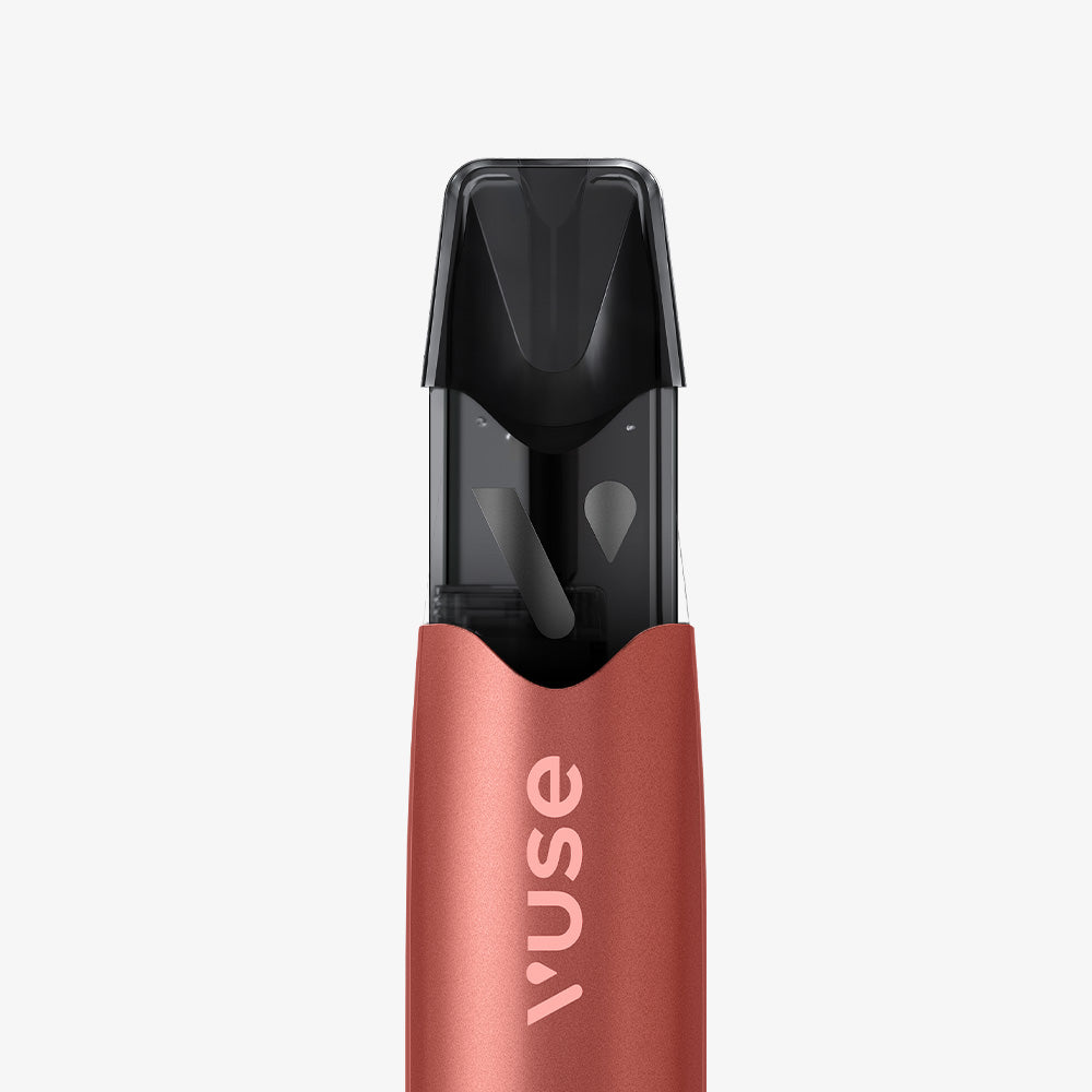 Vuse | Un gros plan sur la VUSE Pro ONE Bar Pastèque Ice, une cigarette électronique de couleur or rose dotée d'un embout buccal apparent et d'une cartouche transparente, mise en valeur sur un fond blanc uni : une élégante cigarette électronique signée VUSE, à la fois stylée et pratique pour tout kit « prêt à vapoter ». | Cigarettes Electroniques et Recharges