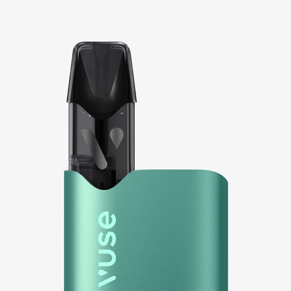 Vuse | Gros plan sur un stylo-vape VUSE Recharge Gamme Intense Saveur Menthe Ice de couleur bleu sarcelle, doté d'un embout noir, sur fond blanc uni, mettant en valeur la saveur rafraîchissante de menthe glacée. | Cigarettes Electroniques et Recharges